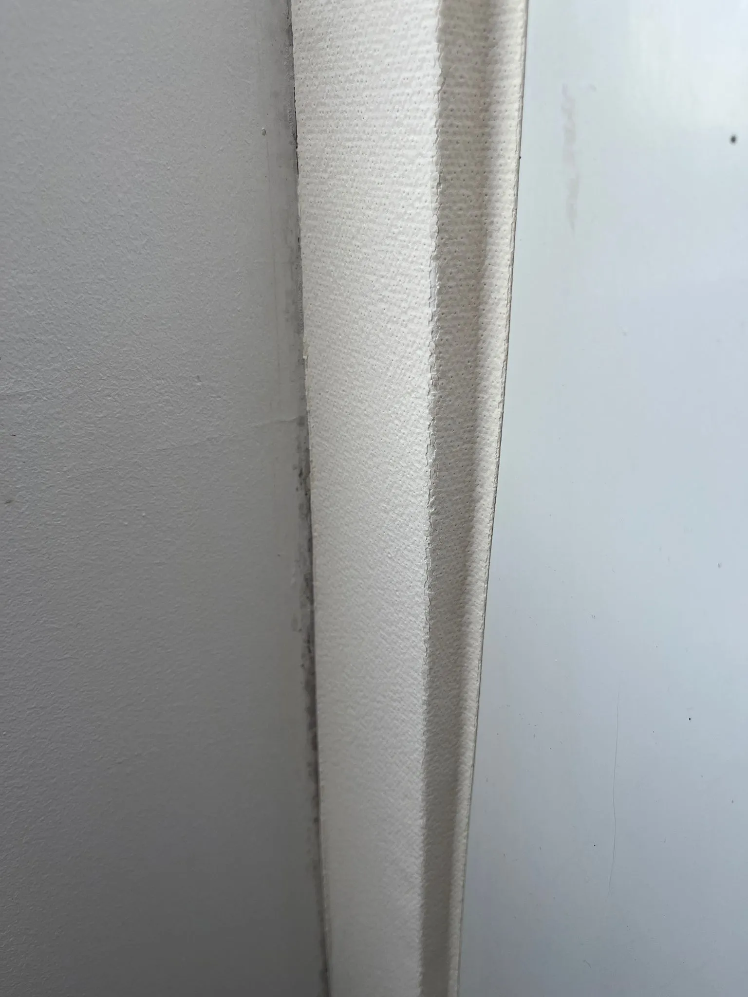 DryTape posé sur cadre de porte-fenêtre – gros plan texture