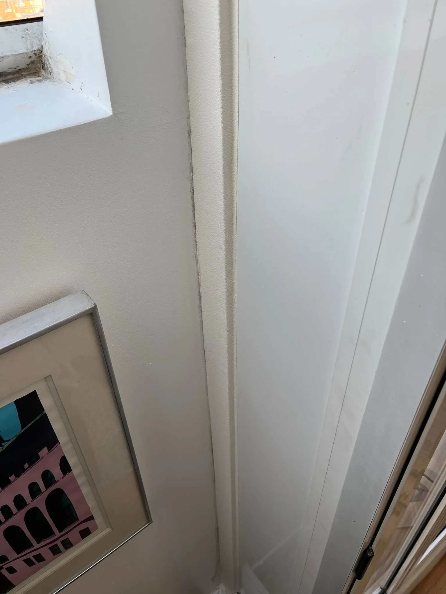 DryTape installé sur cadre de porte-fenêtre – vue large