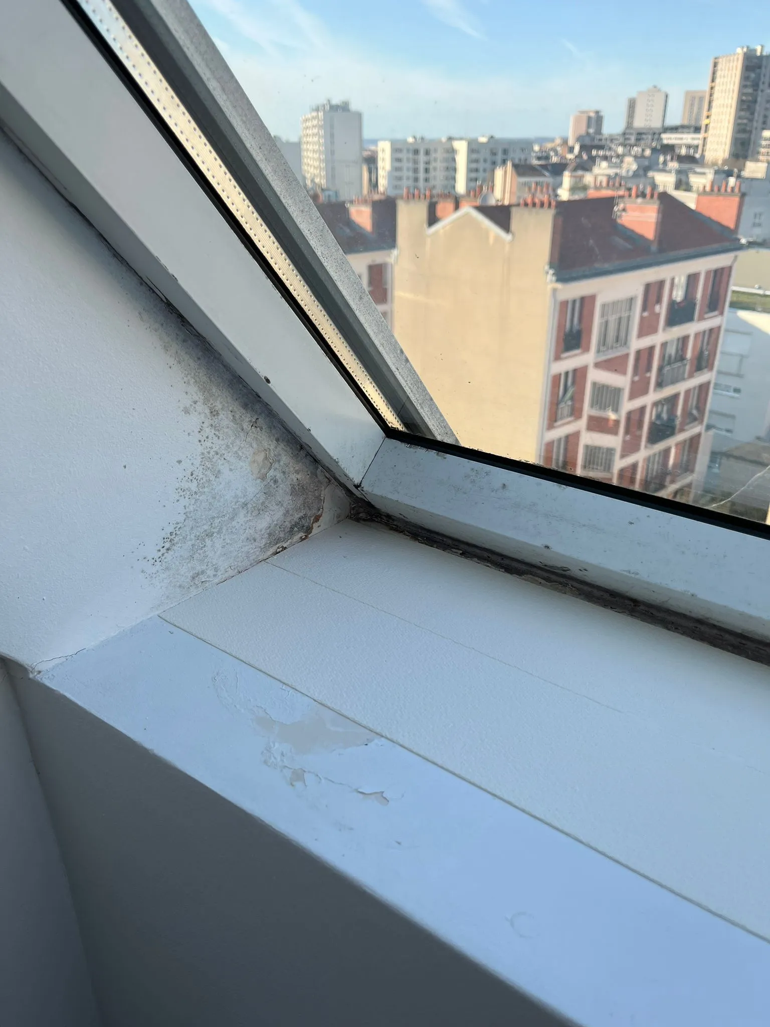 DryTape posé sur rebord de fenêtre – après installation