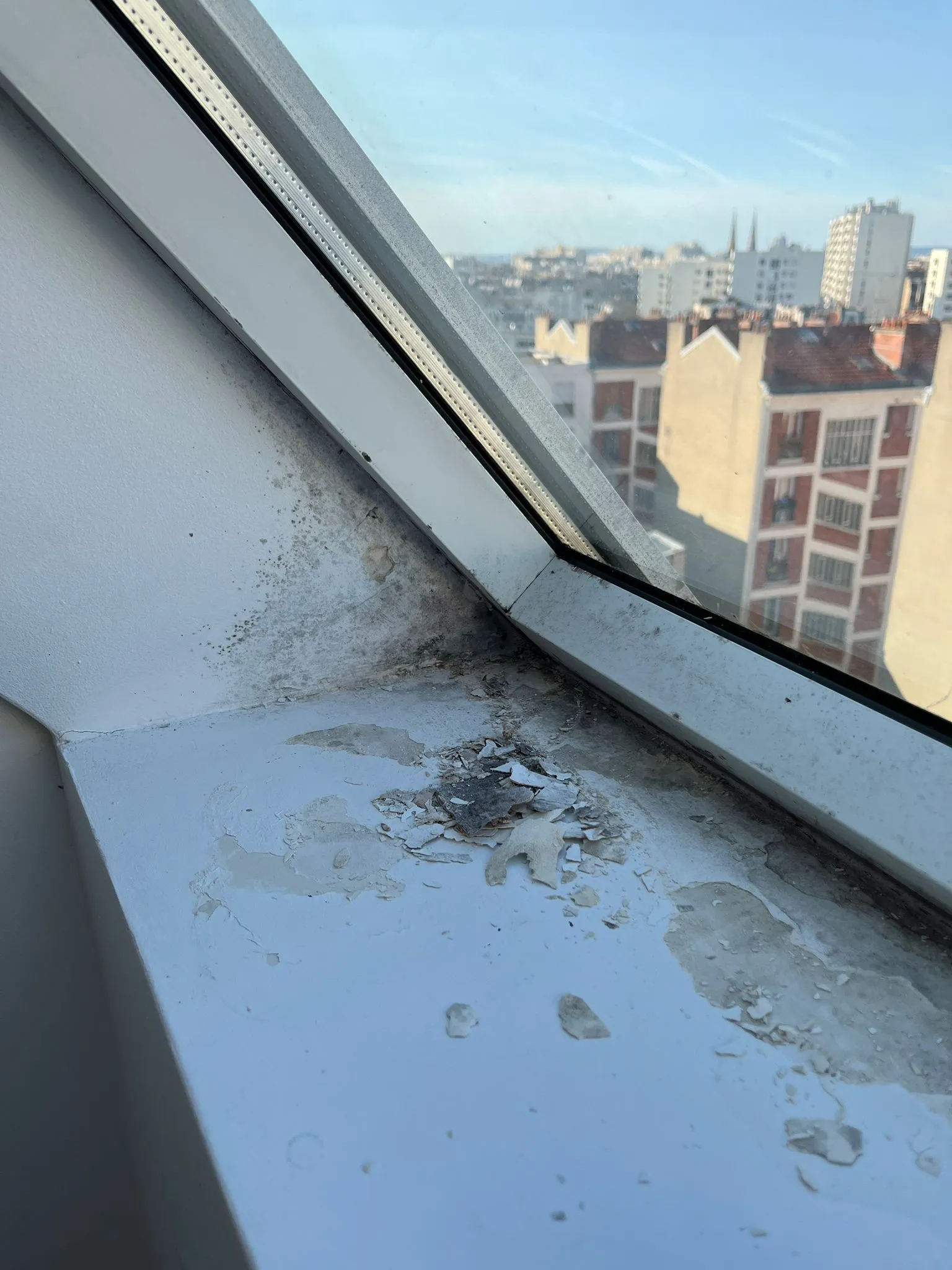 Peinture cloquée sur rebord de fenêtre – condensation – avant installation